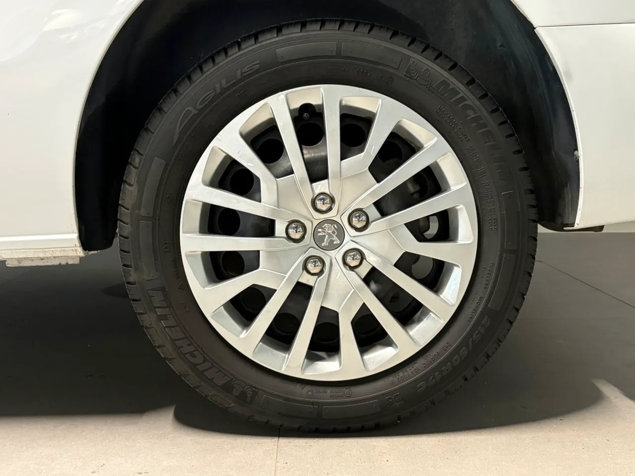 Vehicle image 16