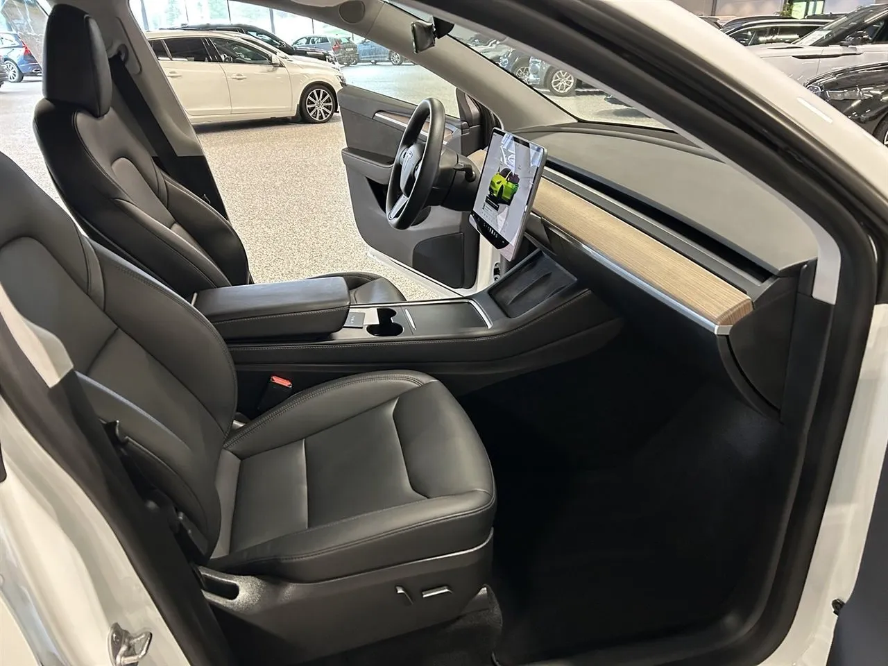 Vehicle image 18
