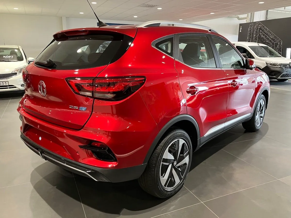 Vehicle image 5