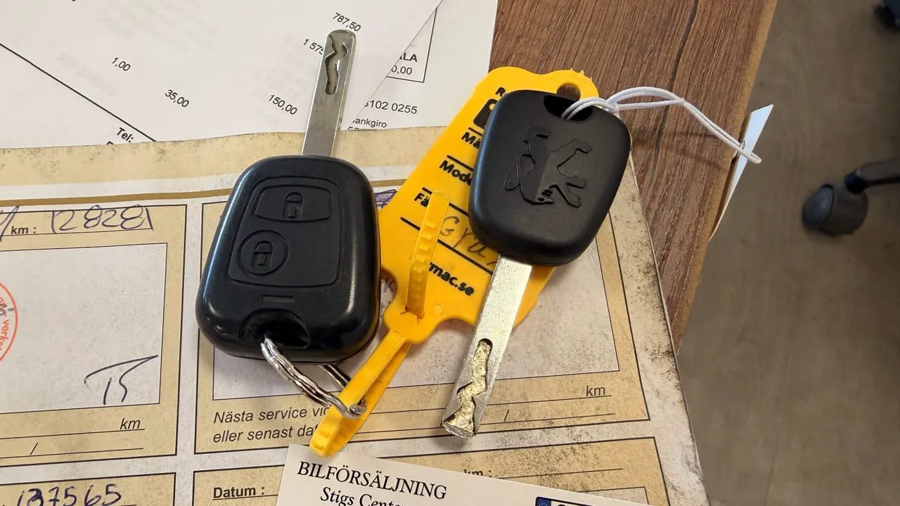 Vehicle image 15