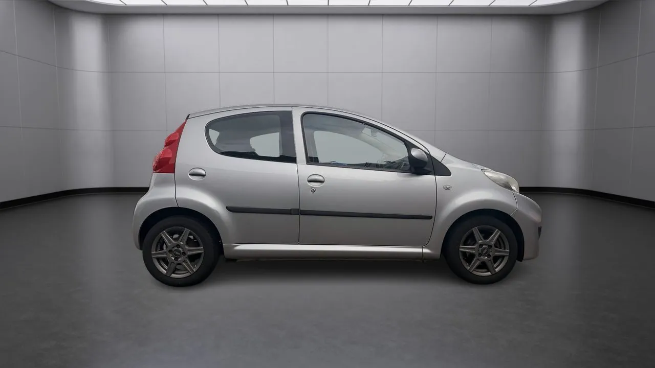 Vehicle image 4