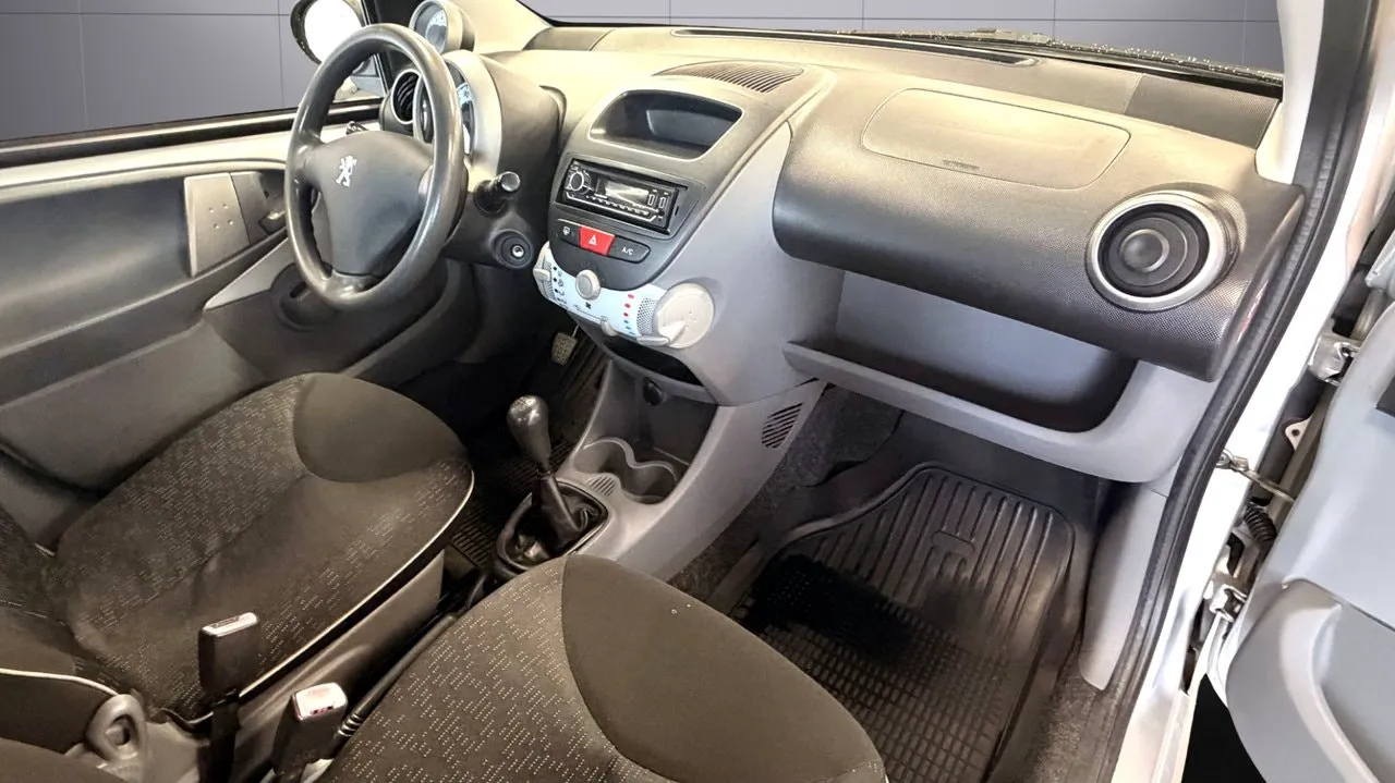 Vehicle image 10
