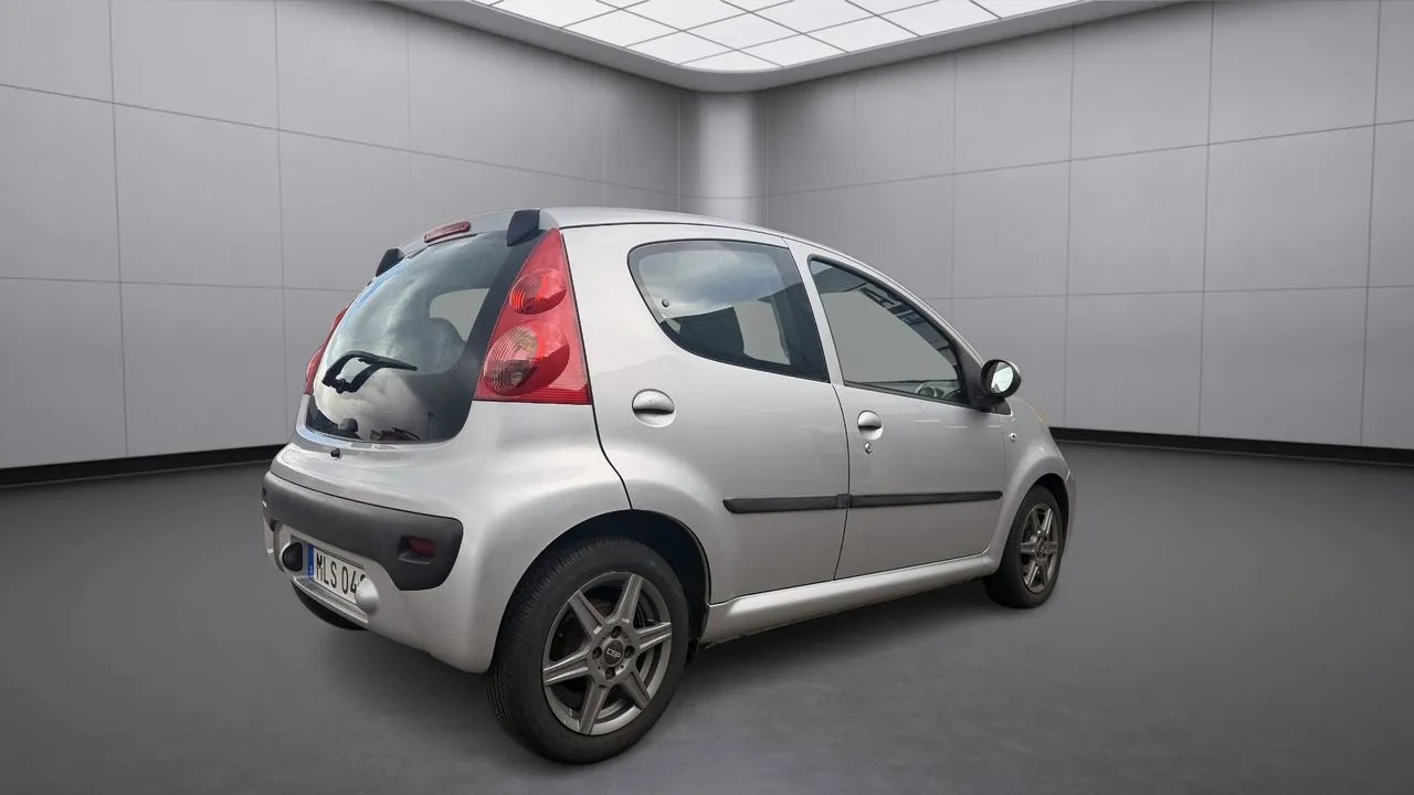 Vehicle image 5
