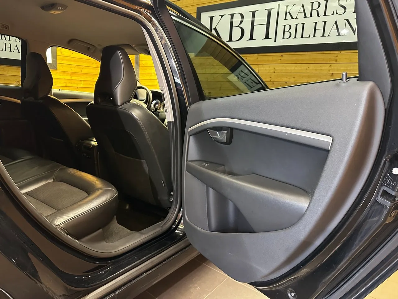 Vehicle image 15