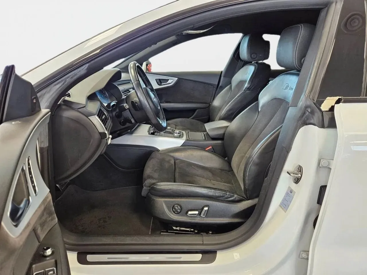 Vehicle image 25