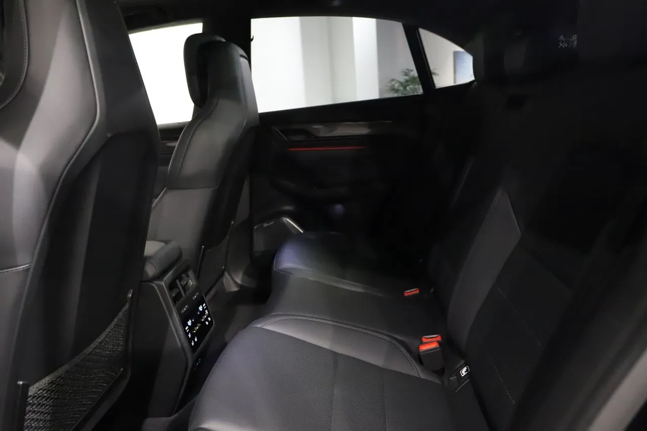 Vehicle image 18