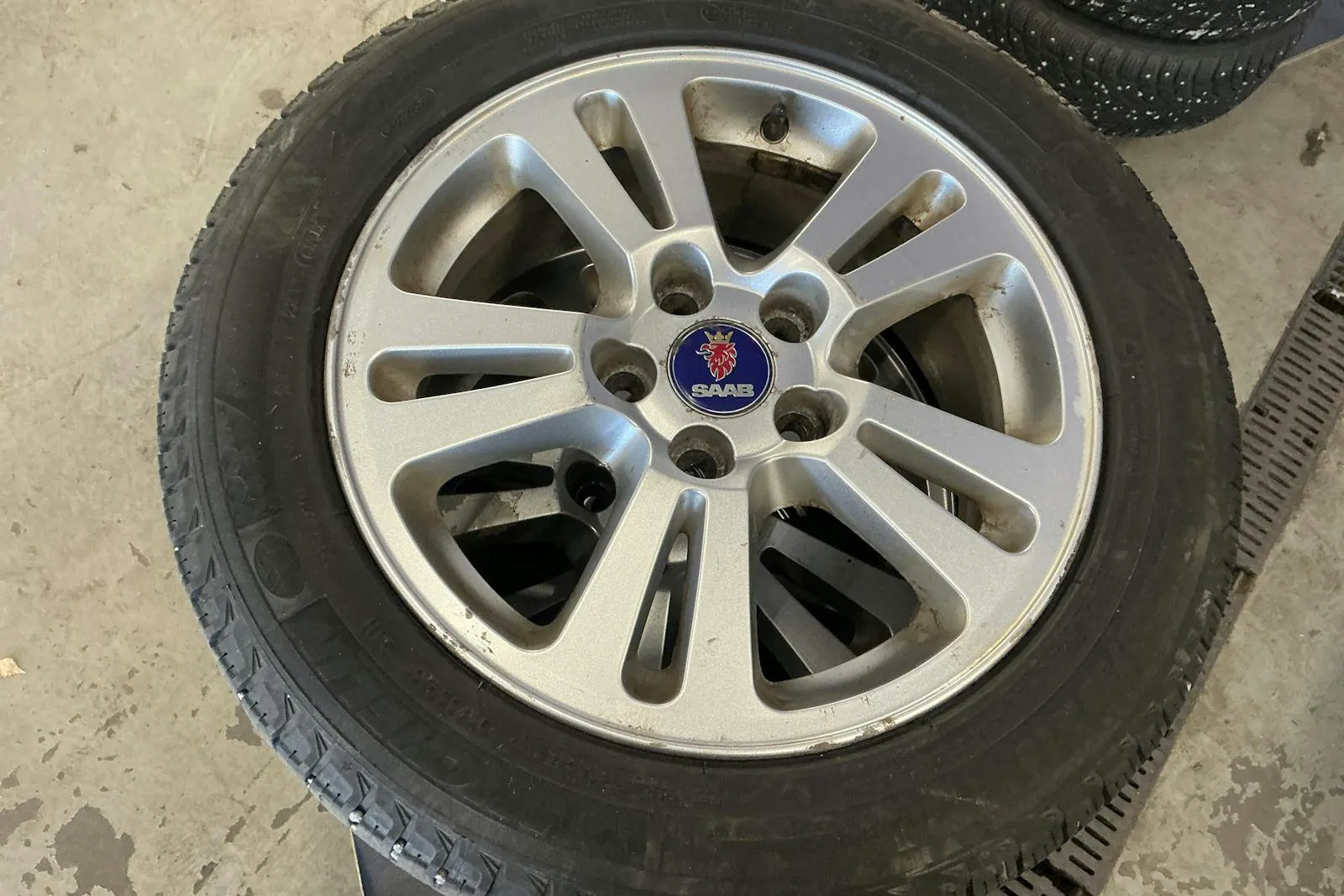 Vehicle image 16