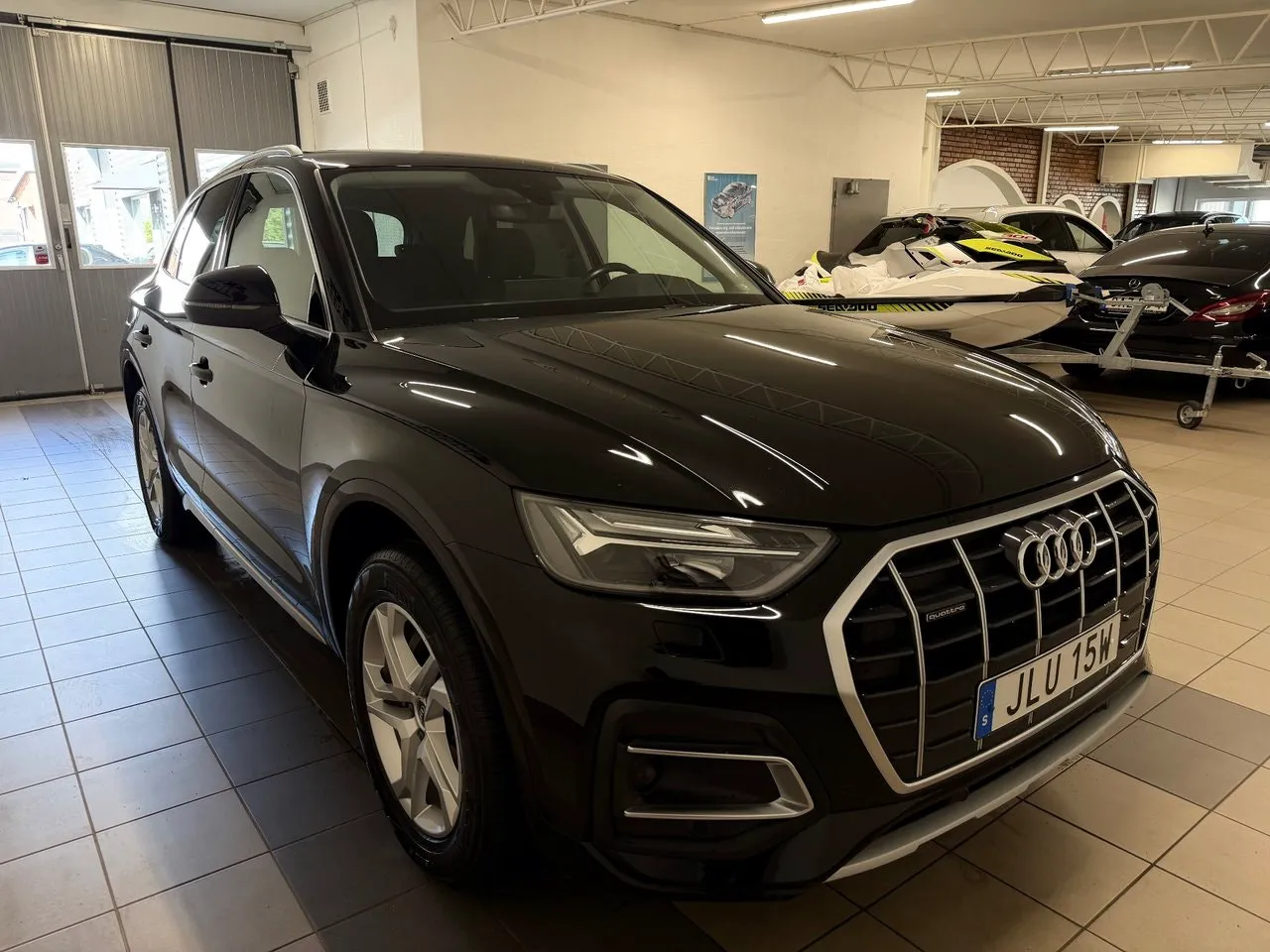 Vehicle image 4