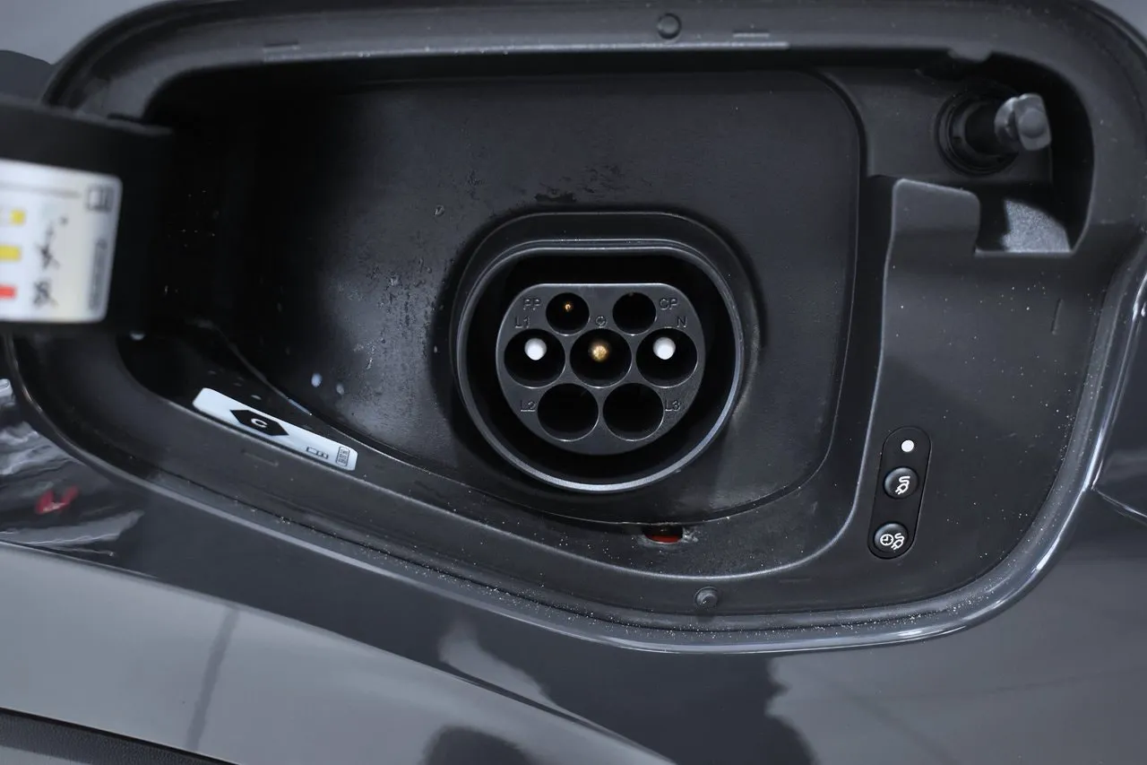 Vehicle image 18