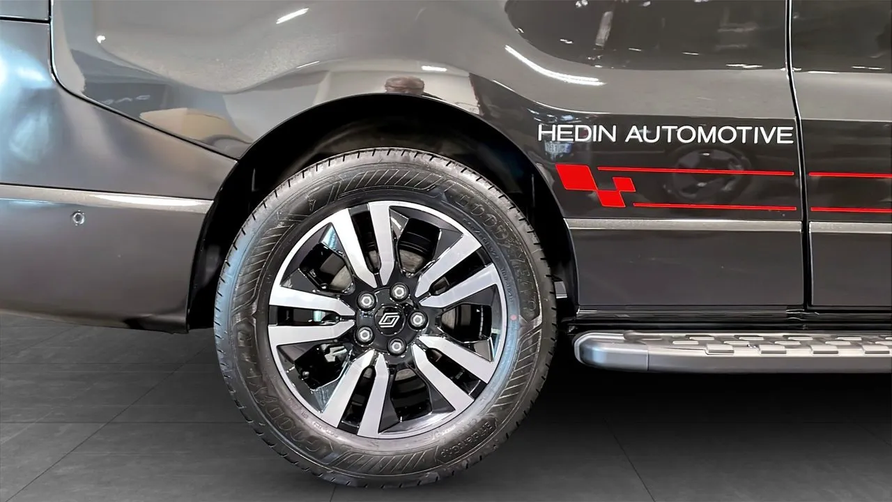 Vehicle image 8