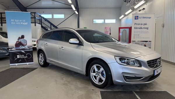 Volvo V60 D4 Geartronic, 181hk Momentum Business Ny servad,Ny kam - 2015