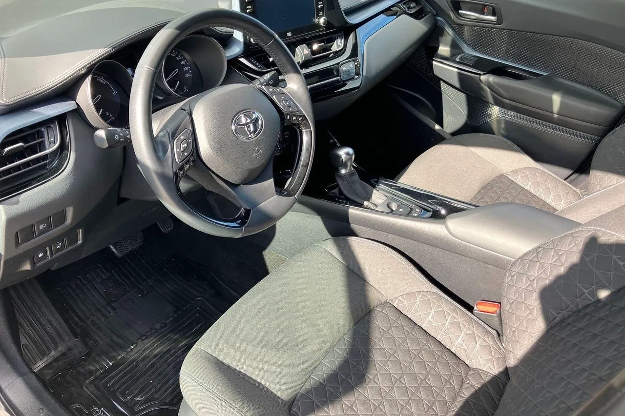 Vehicle image 15