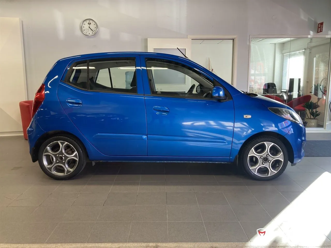 Vehicle image 4
