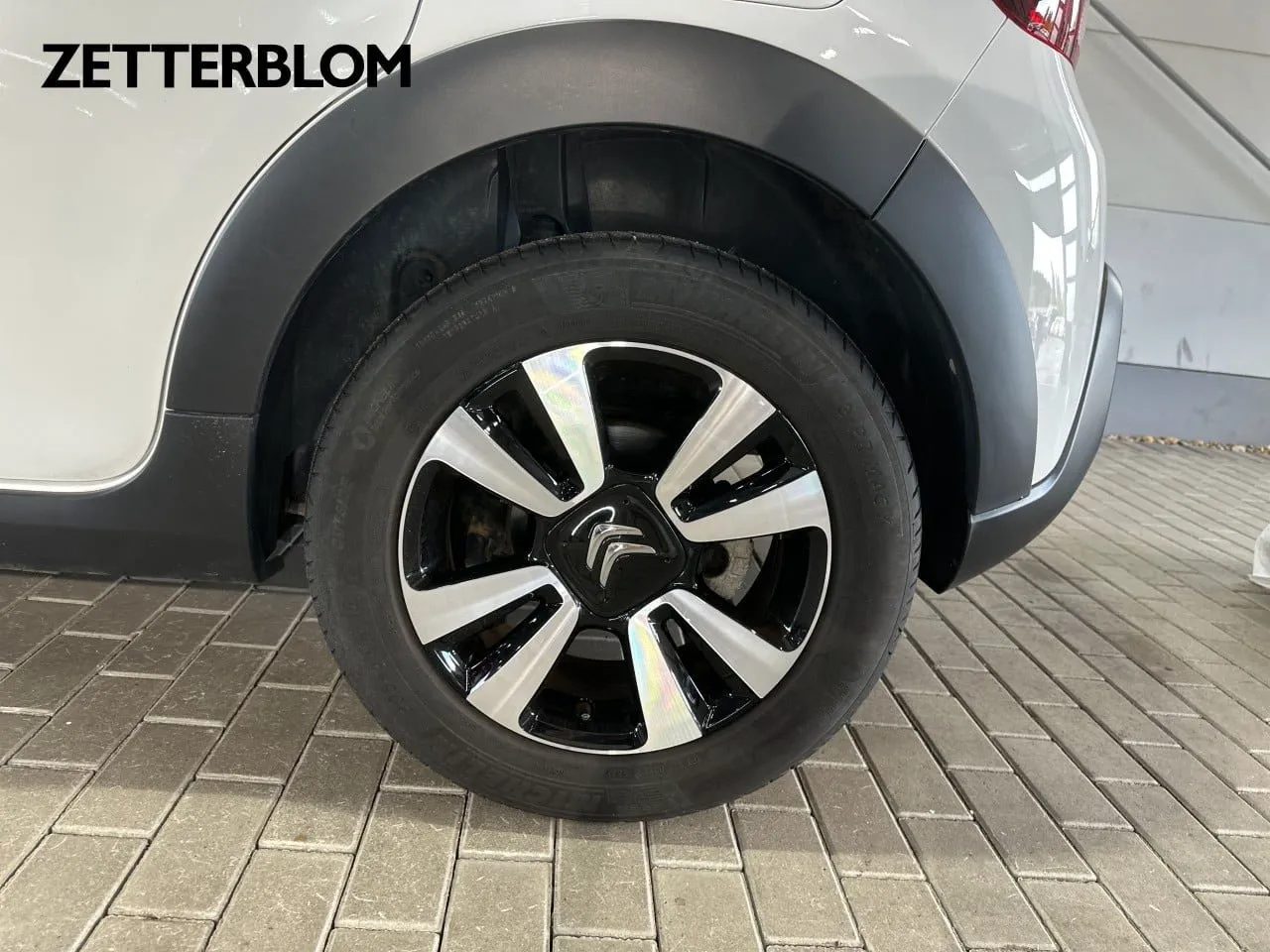 Vehicle image 25