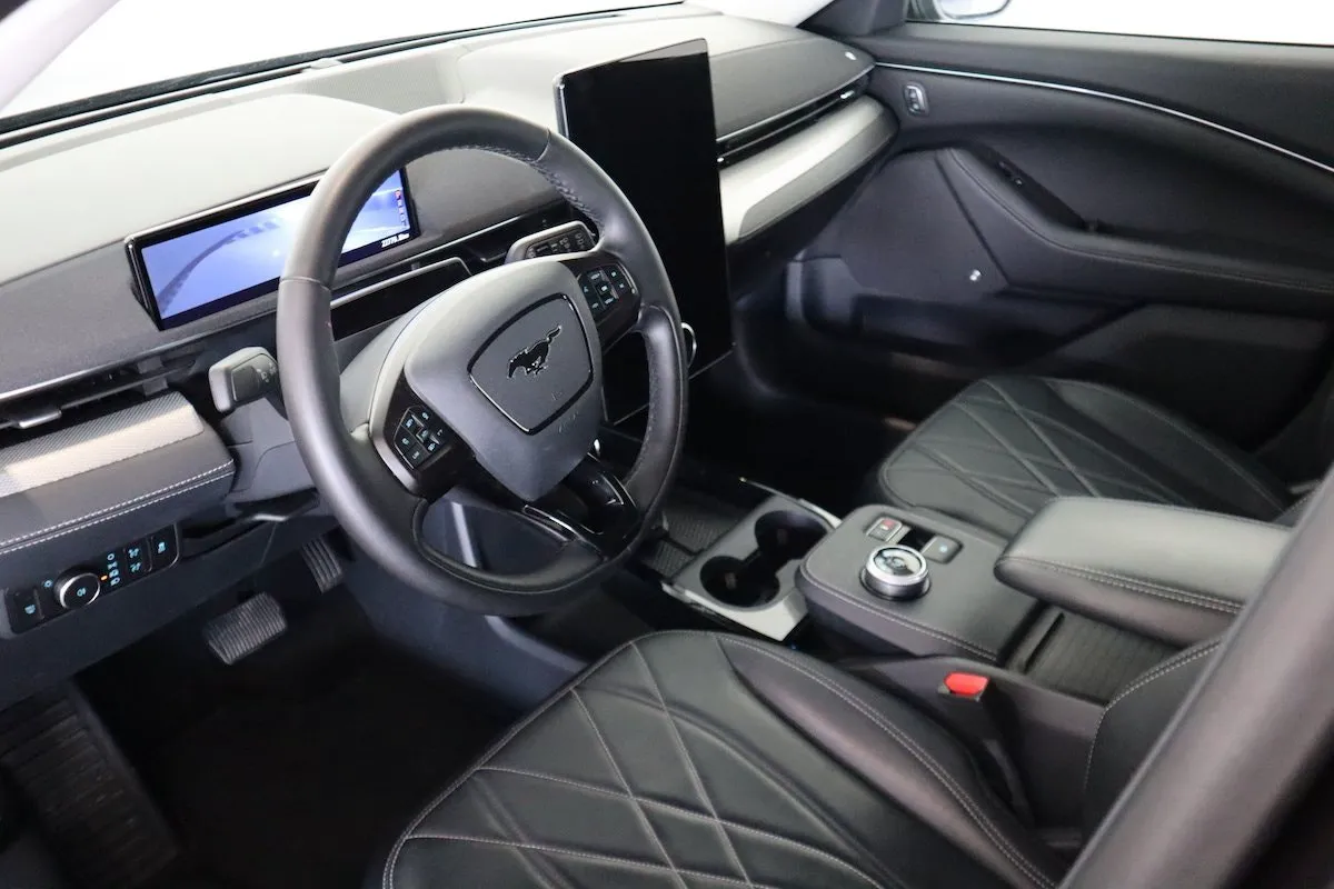 Vehicle image 9