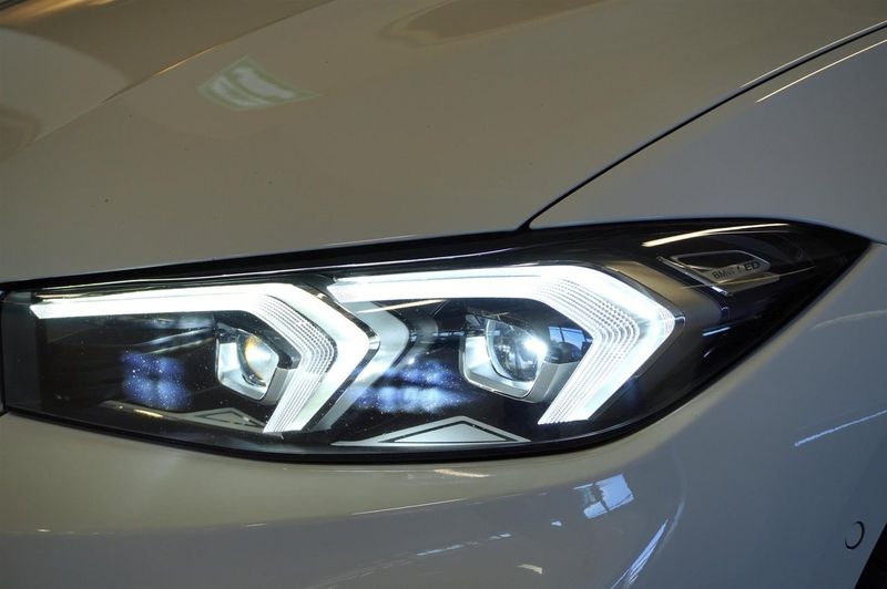 BMW 330 bild 9
