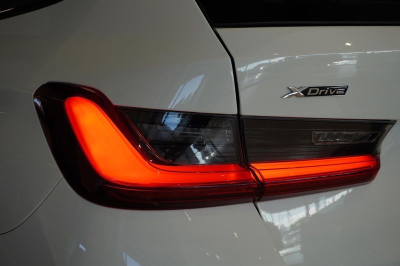 BMW 330 bild 8