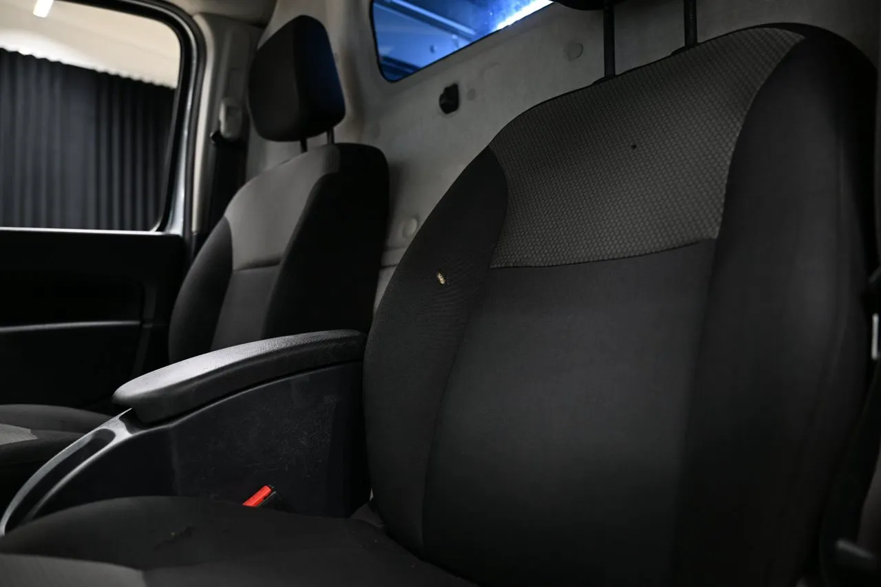 Vehicle image 18