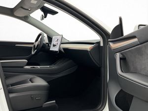 Tesla Model Y bild 17