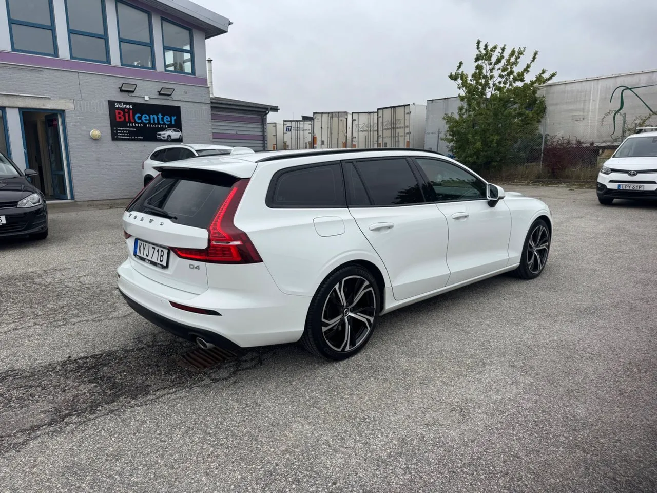 Vehicle image 6