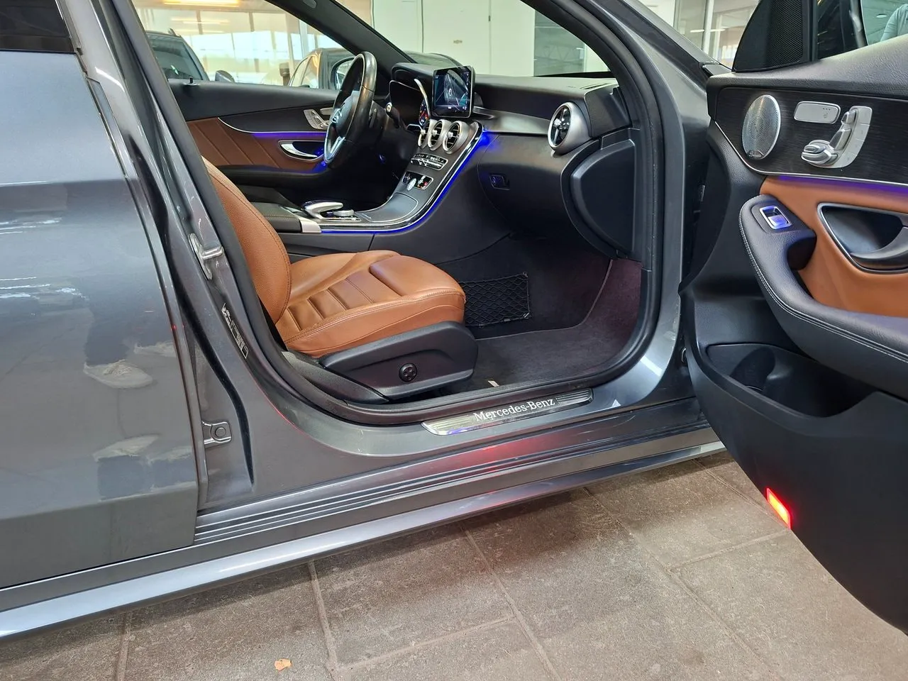 Vehicle image 6