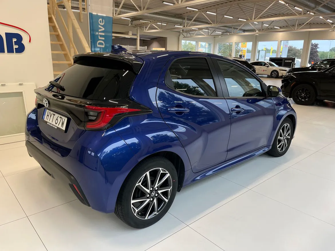 Vehicle image 3