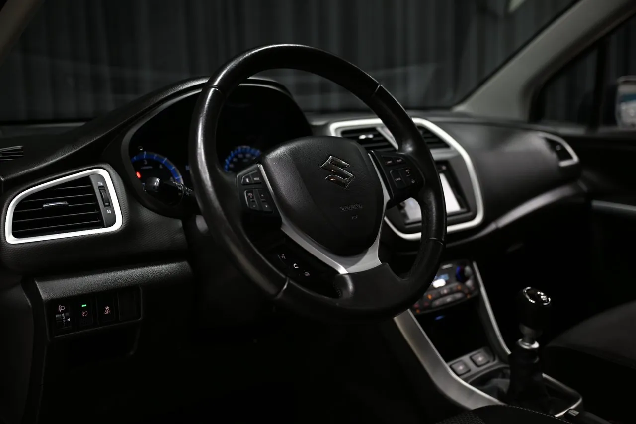 Vehicle image 12