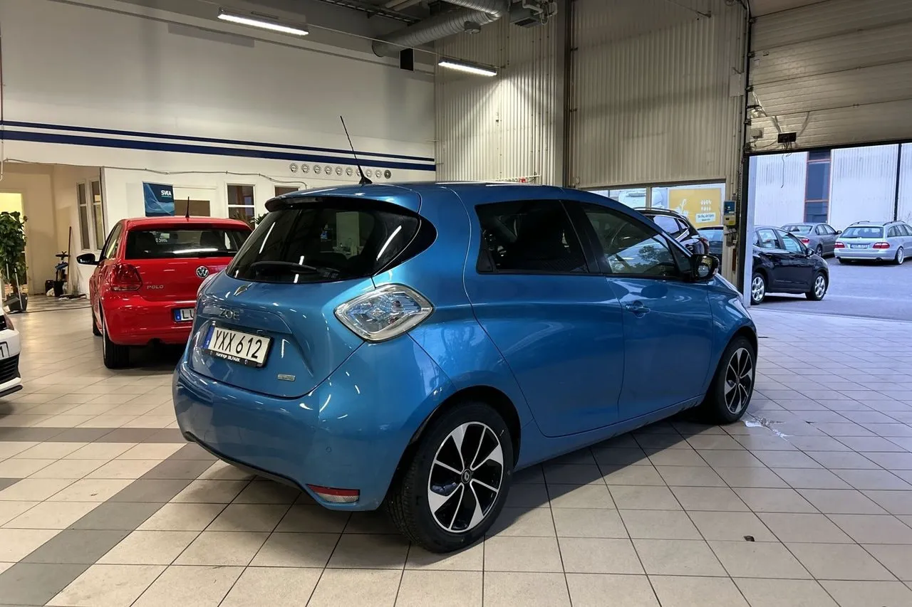 Vehicle image 6