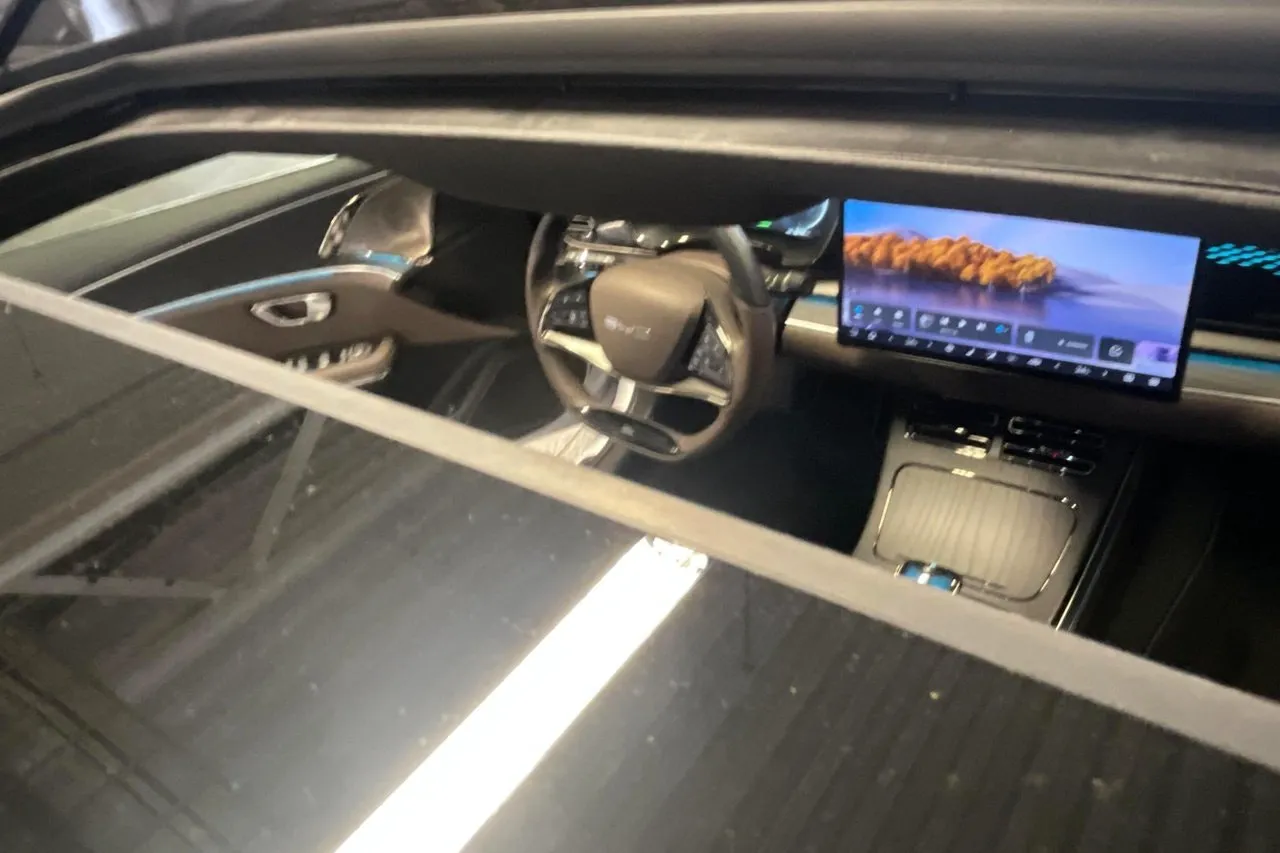 Vehicle image 14