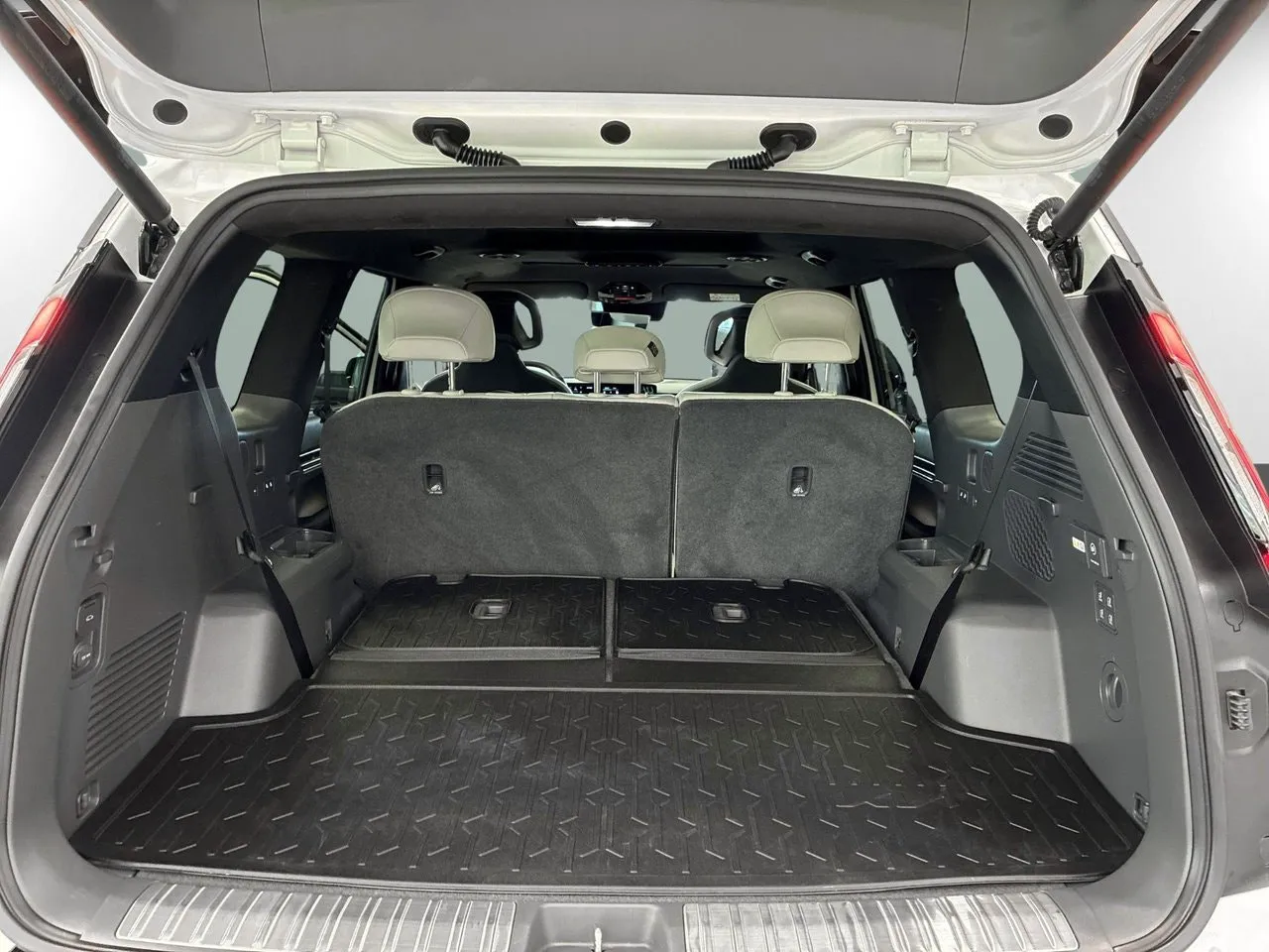Vehicle image 32