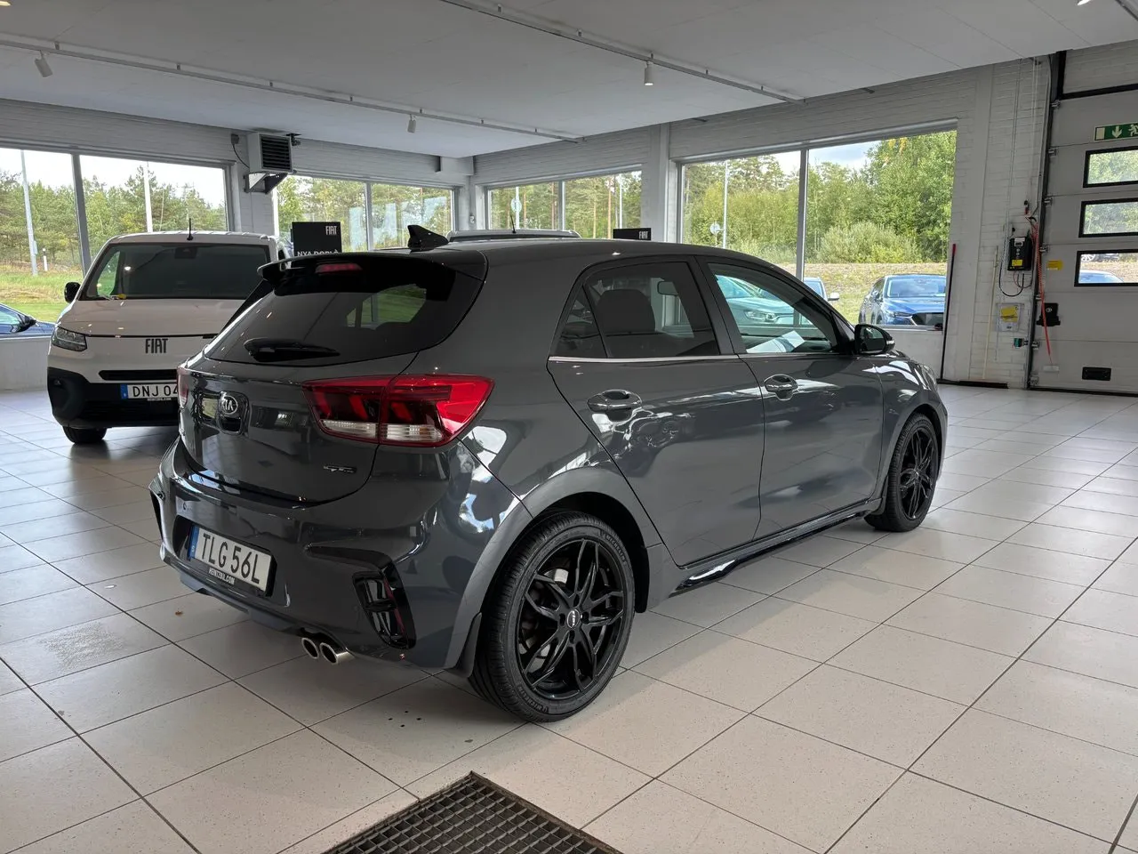 Vehicle image 4