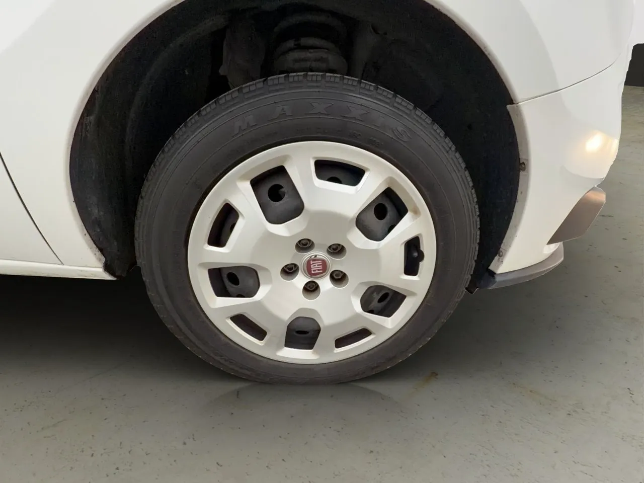 Vehicle image 27
