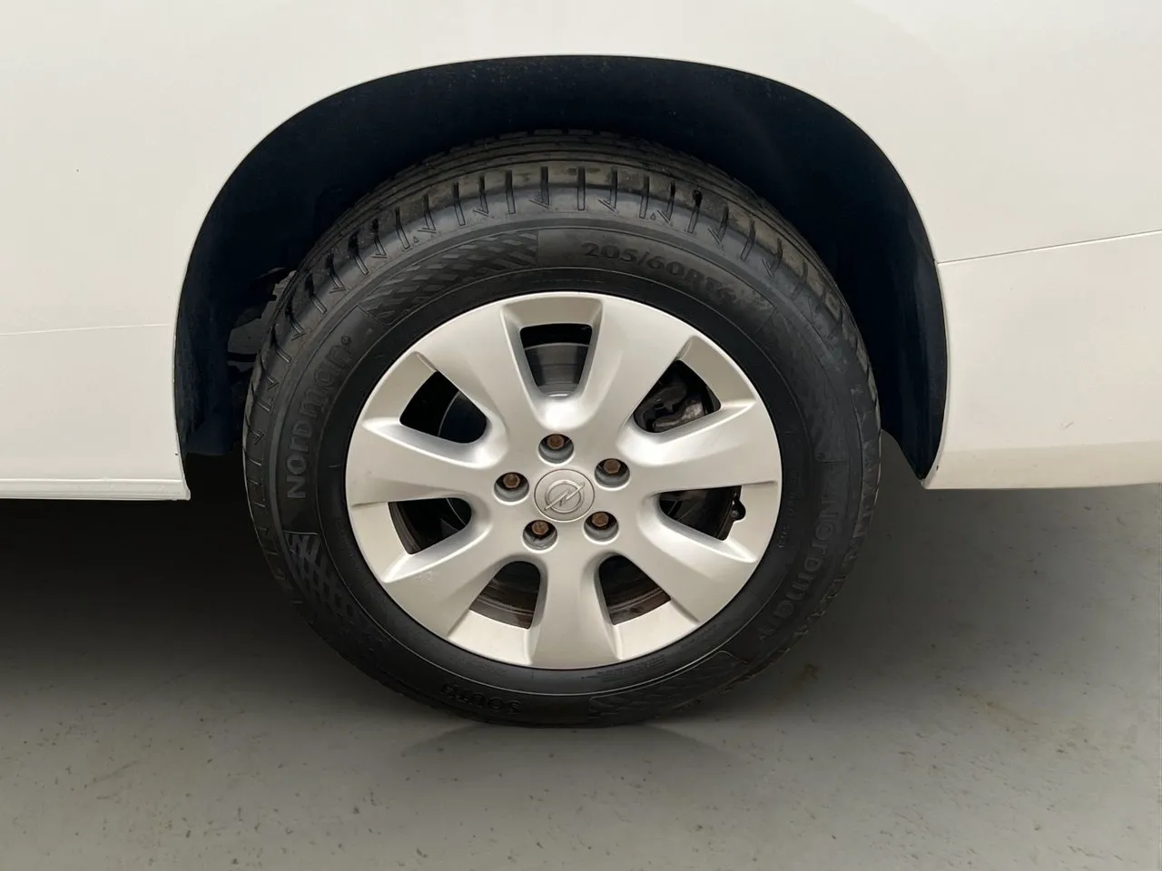 Vehicle image 27