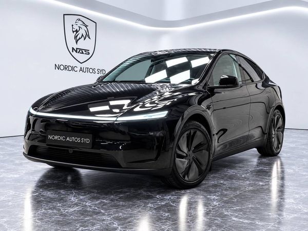 Tesla Model Y Long Range / AWD / Premium / Panorama / Drag / Moms - 2026