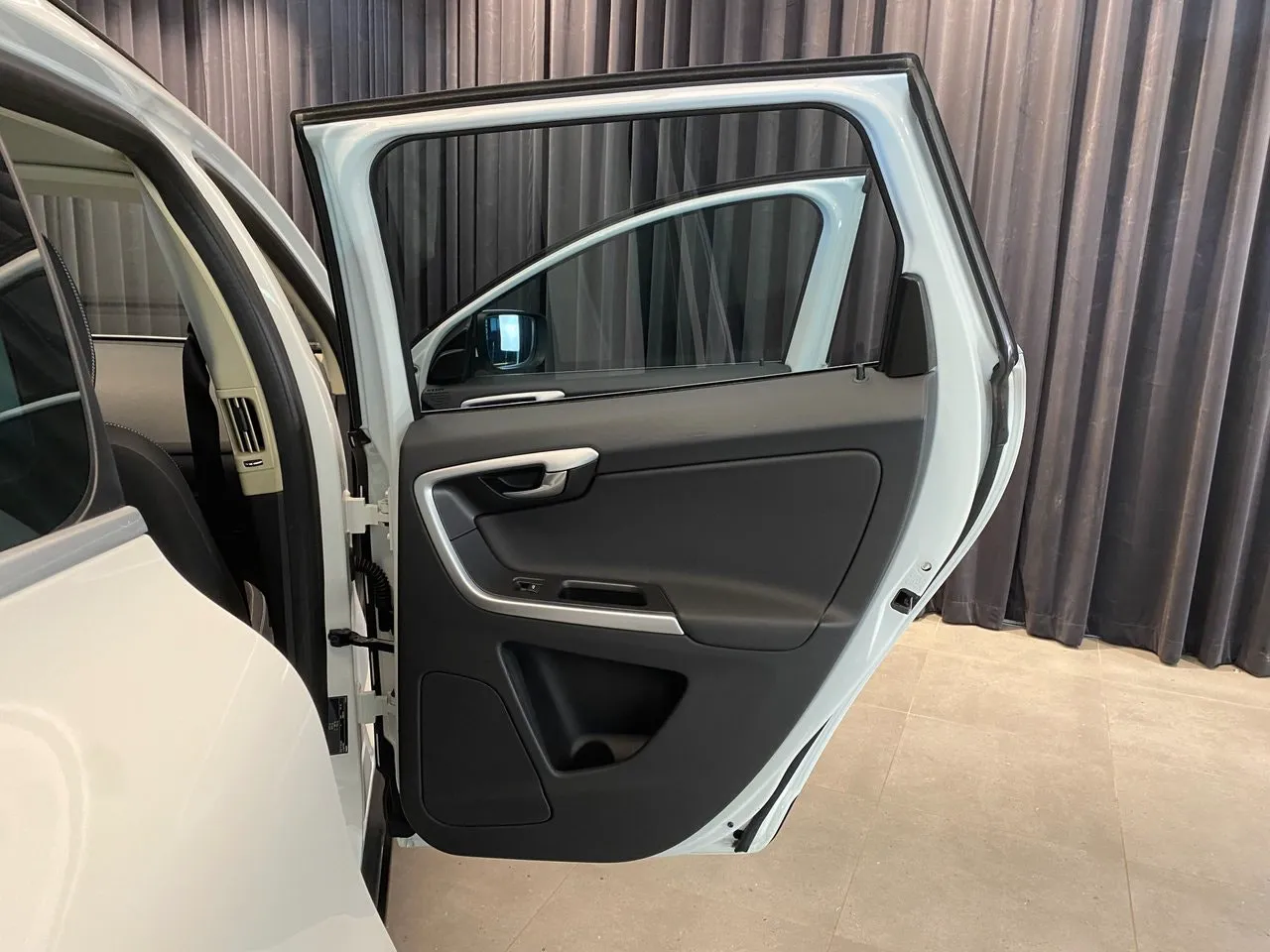 Vehicle image 25
