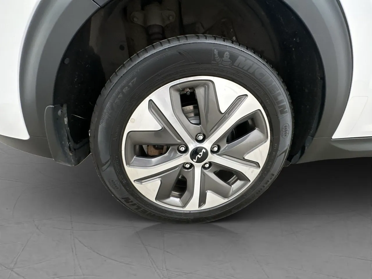 Vehicle image 32