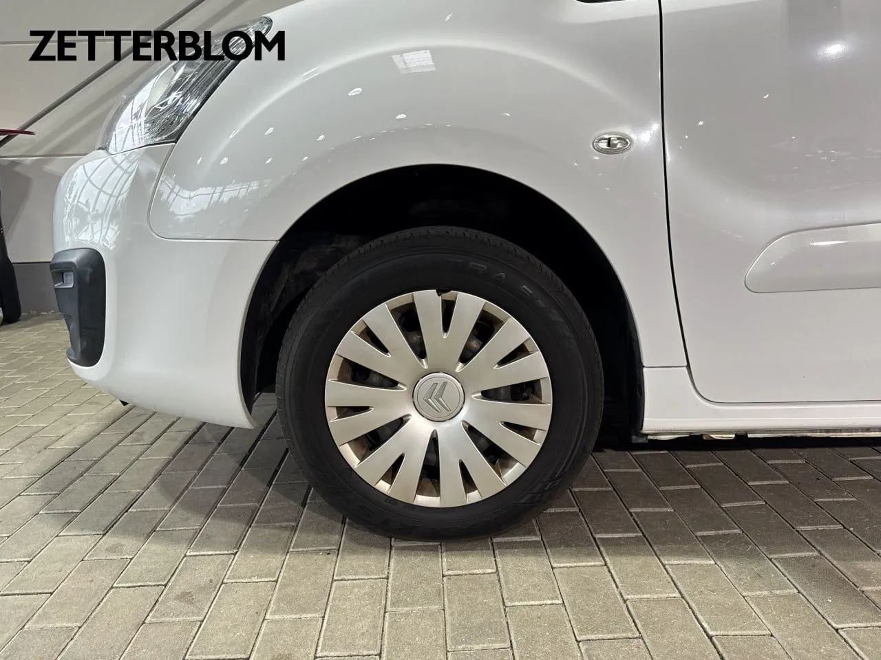 Vehicle image 12