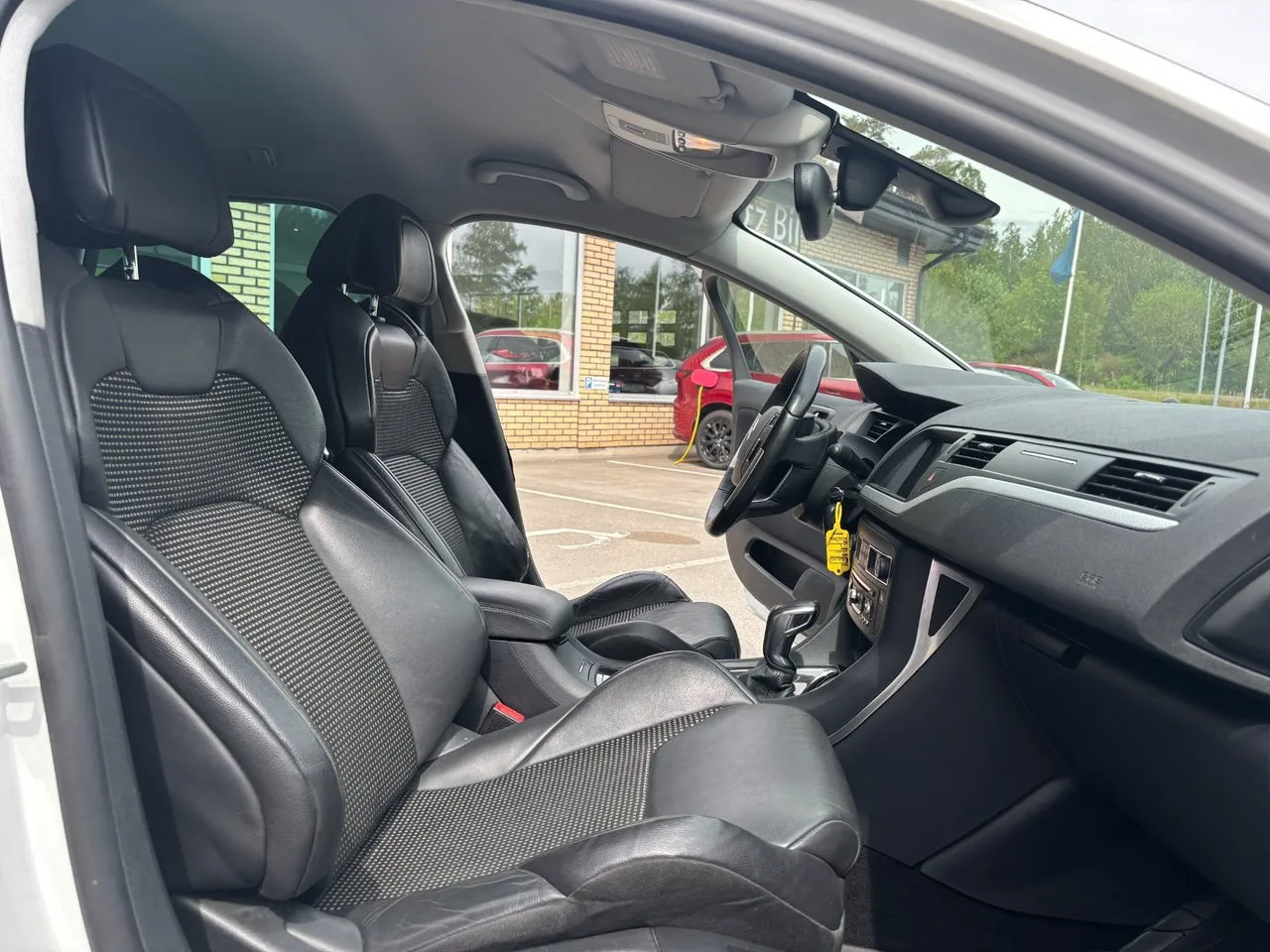 Vehicle image 19