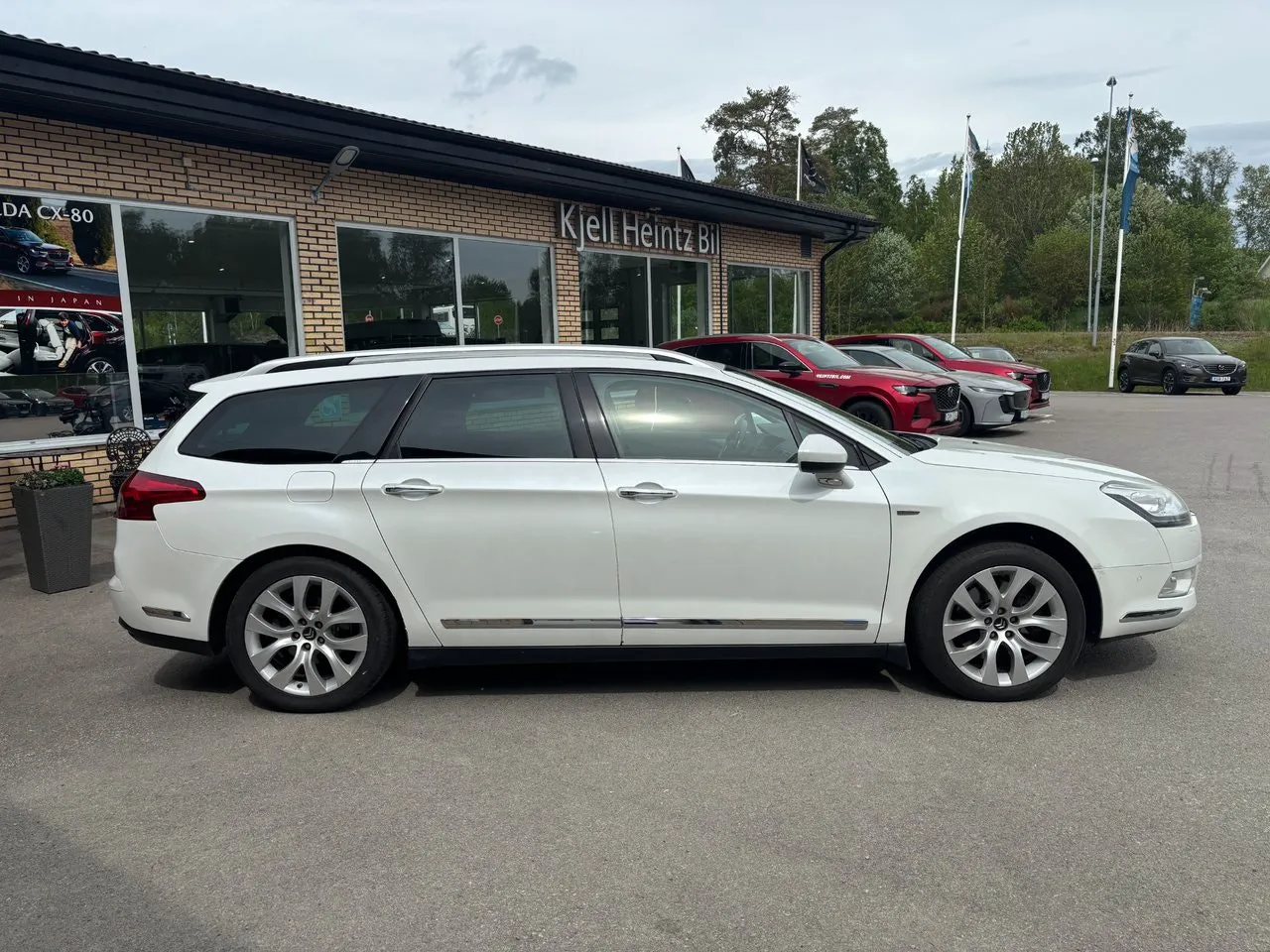 Vehicle image 6
