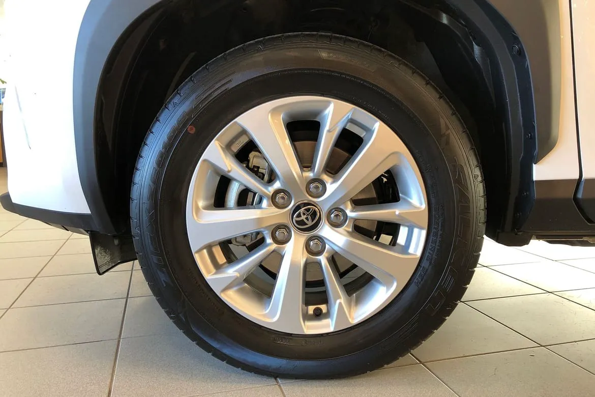 Vehicle image 16