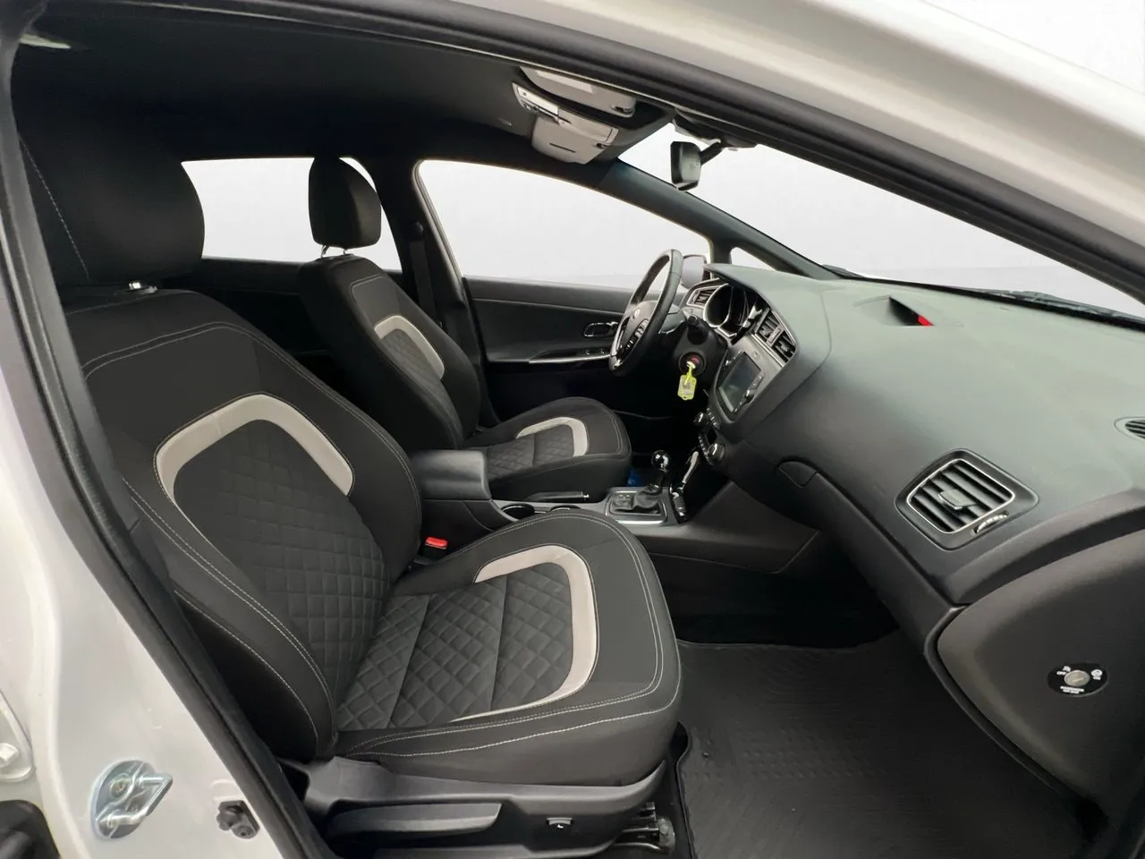 Vehicle image 25
