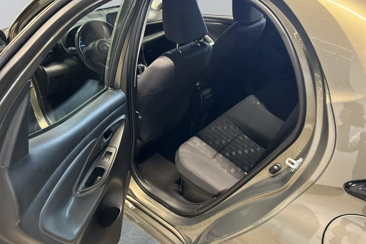 Vehicle image 8