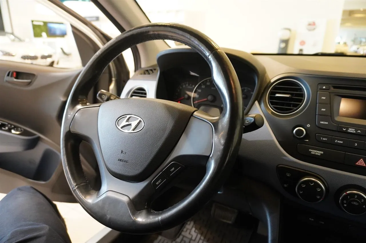 Vehicle image 16