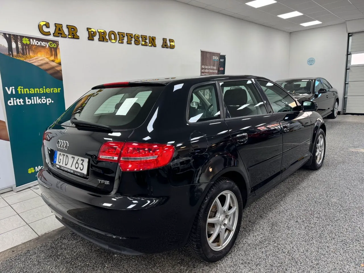 Vehicle image 19