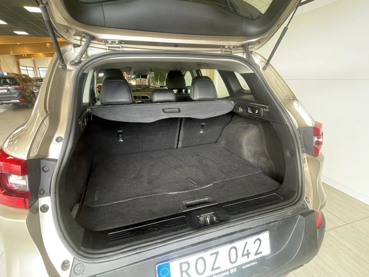 Vehicle image 10