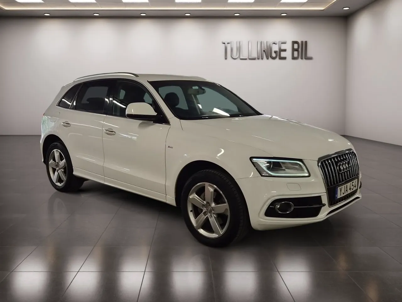 Vehicle image 6