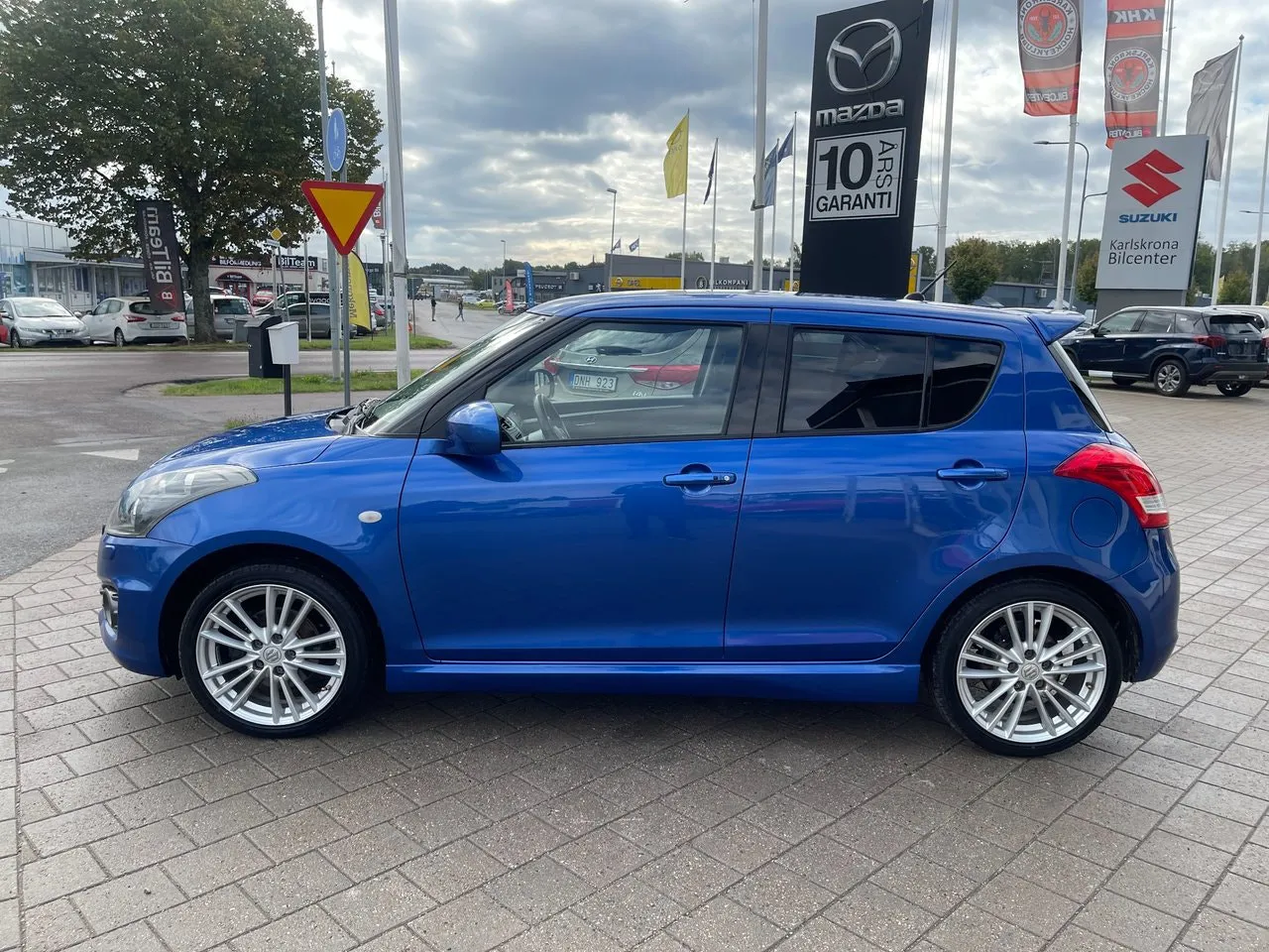 Vehicle image 7