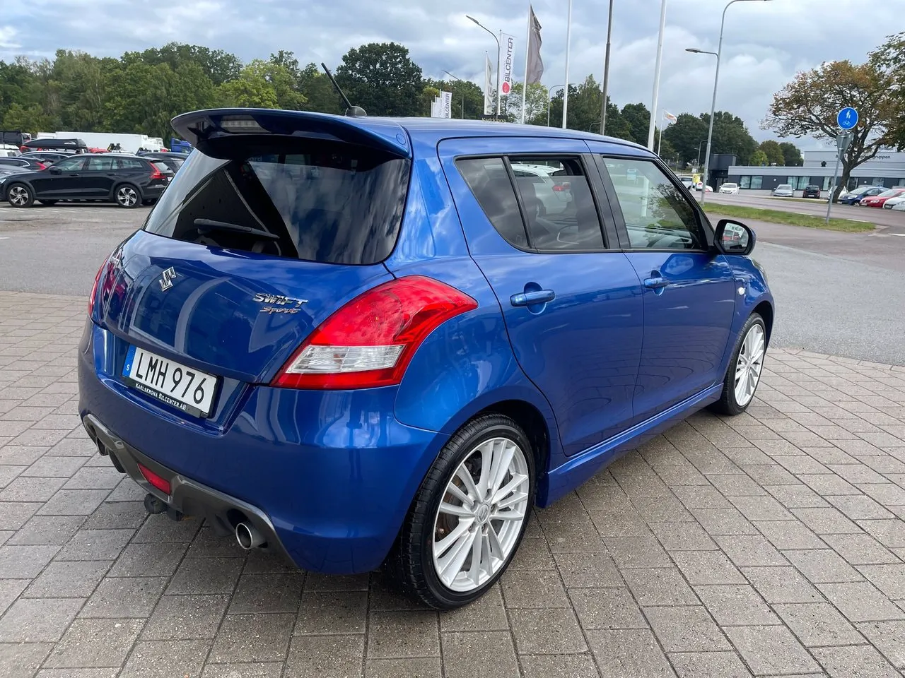 Vehicle image 4