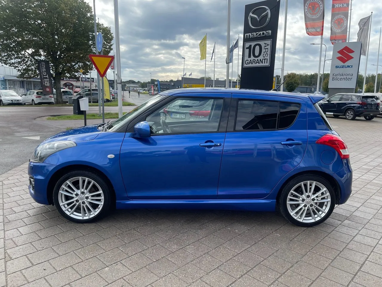 Vehicle image 8