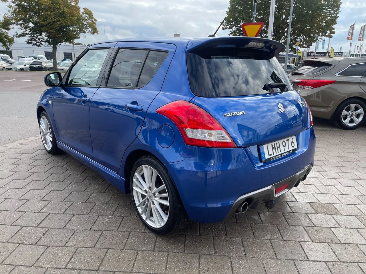 Vehicle image 6